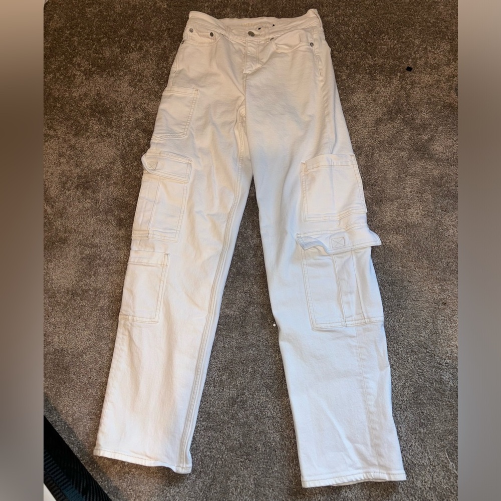 WHITE CARGO PANTS.